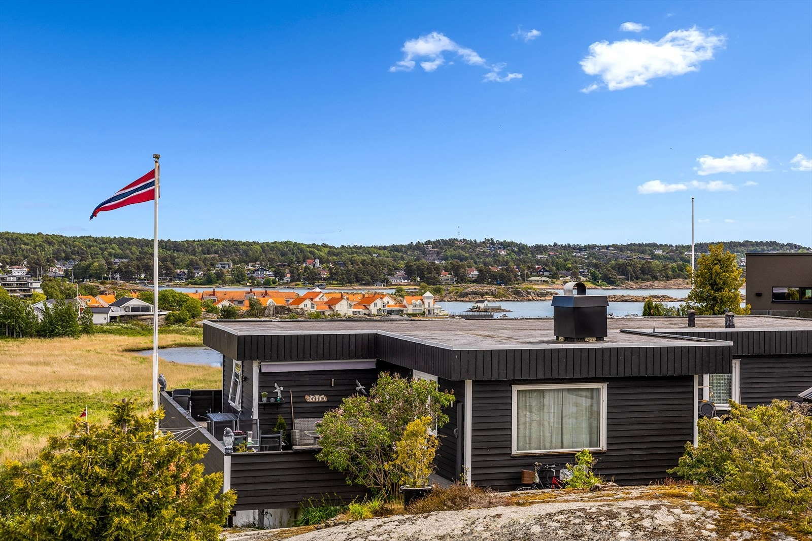 Tomten er lettstelt med naturpreg, og det er lagt til rette for en enkel og vedlikeholdsvennlig livsstil med minimal hagearbeid. Galleribilde