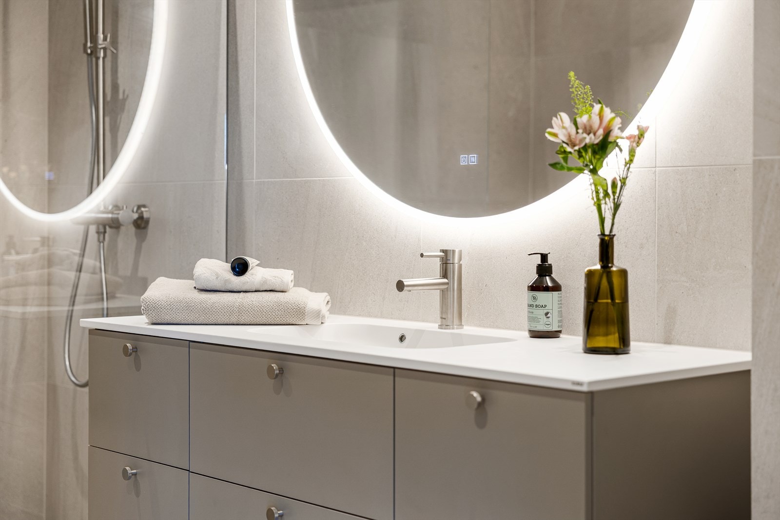 Over servanten er det speil med integrert belysning. Galleribilde