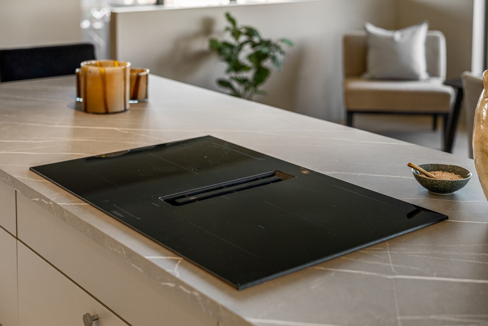 Dette er virkelig et kjøkken som kombinerer estetikk og funksjon - en perfekt ramme for alt fra raske hverdagsmåltider til store middager med familie og venner. Koketopp, oppvaskmaskin, etc. har App-styring for god energiøkonomisering Galleribilde