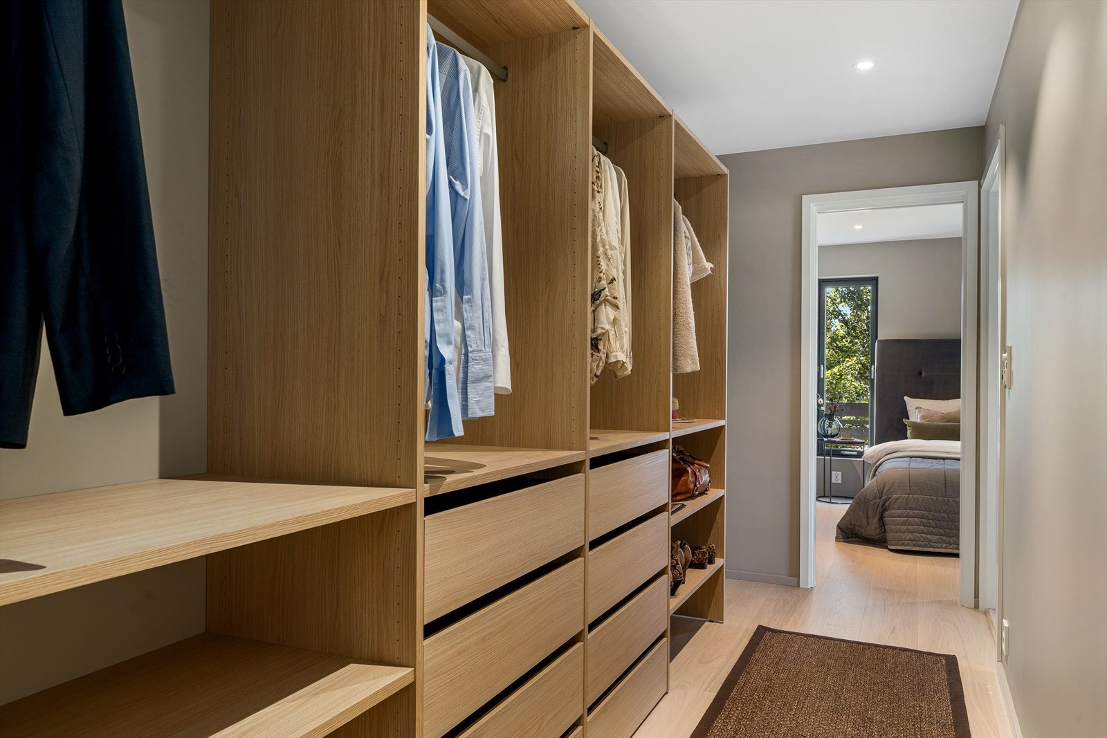 Boligen har en romslig og praktisk walk-in-garderobe som gir rikelig med oppbevaringsplass for klær, sko og tilbehør. Garderoben er smart innredet med hyller, heng og skuffer som gjør det enkelt å holde orden og utnytte plassen maksimalt. Galleribilde