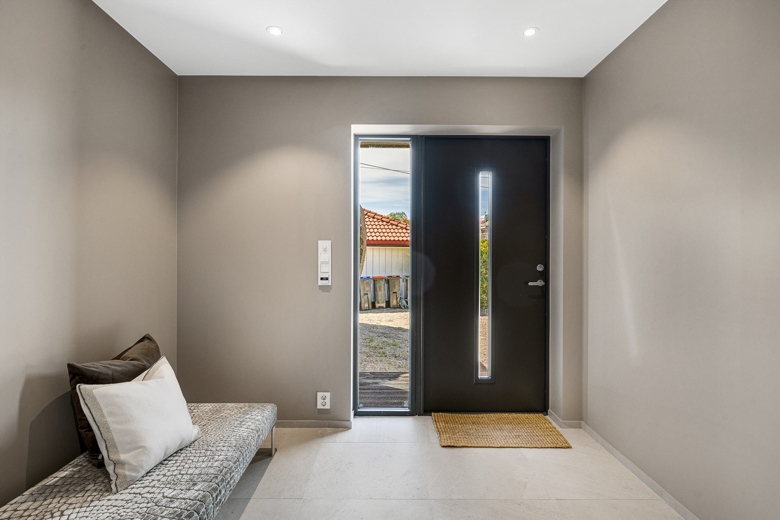 Her ønskes du velkommen i lyse og delikate omgivelser - en smakfull introduksjon til resten av boligen. Galleribilde