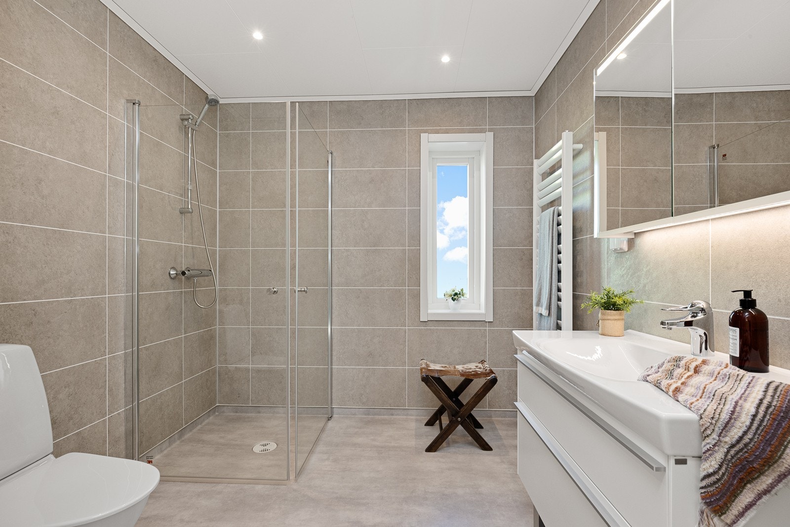 Boligen har to delikate og flotte bad. Galleribilde