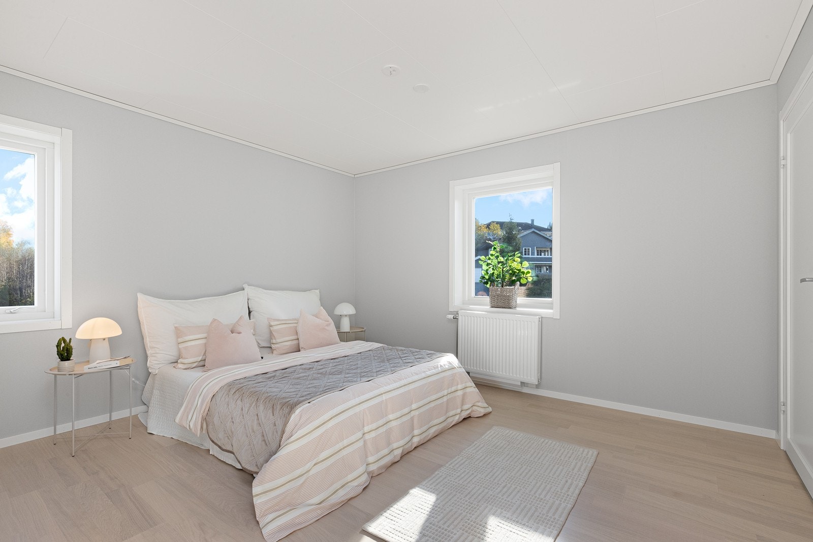 Delikat og romslig soverom Galleribilde