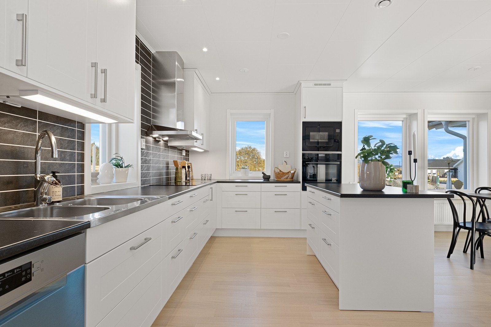 Kjøkken med mye skap og benkeplass. Galleribilde