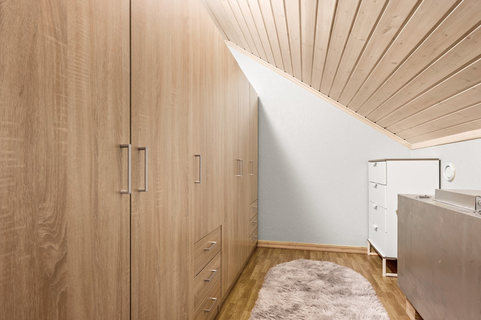 På loftet er det kott som er innredet med garderobeløsning. Galleribilde