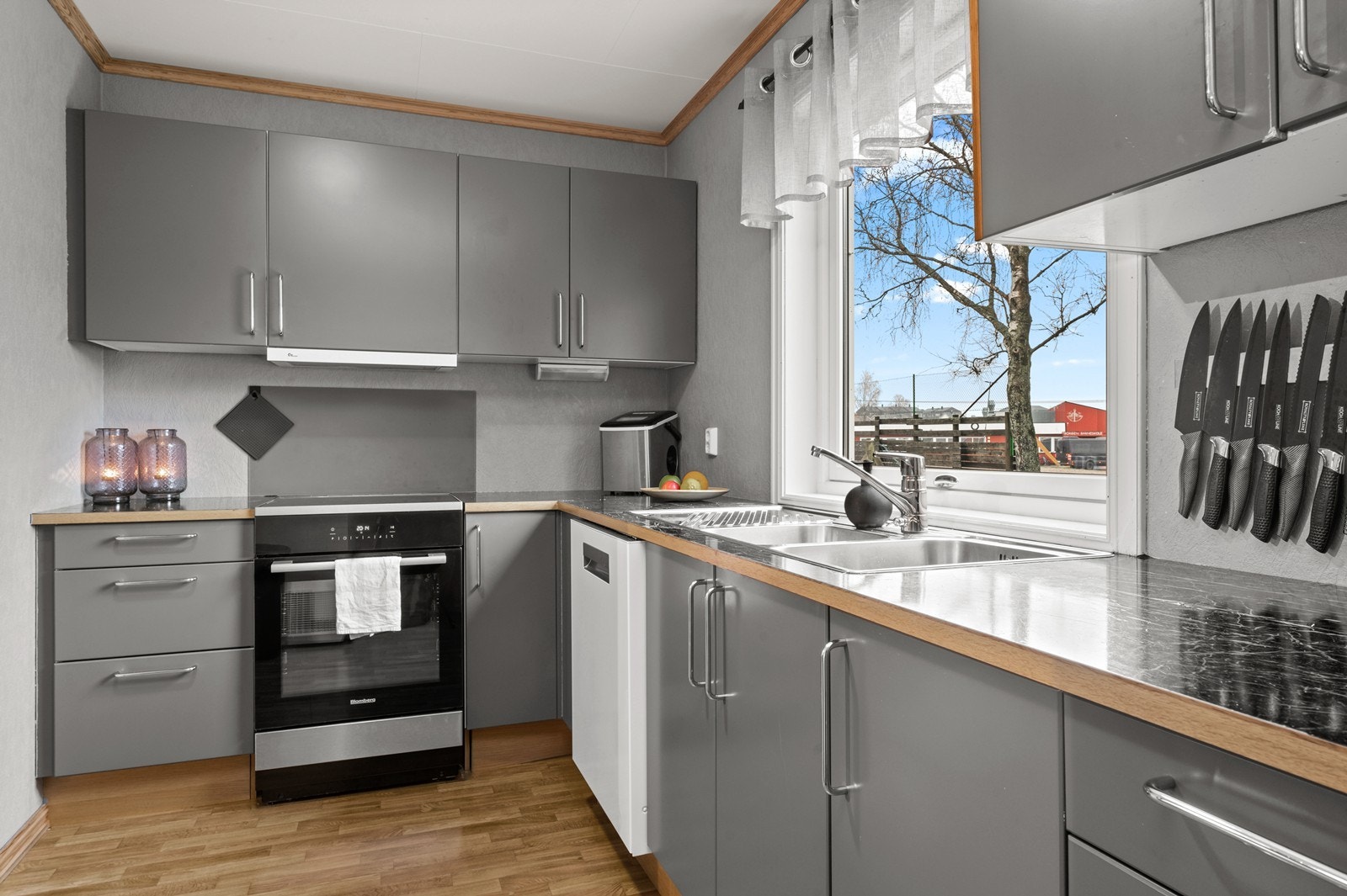 Kjøkken med slette fronter, laminerte benkeplater og godt med skapplass. Galleribilde