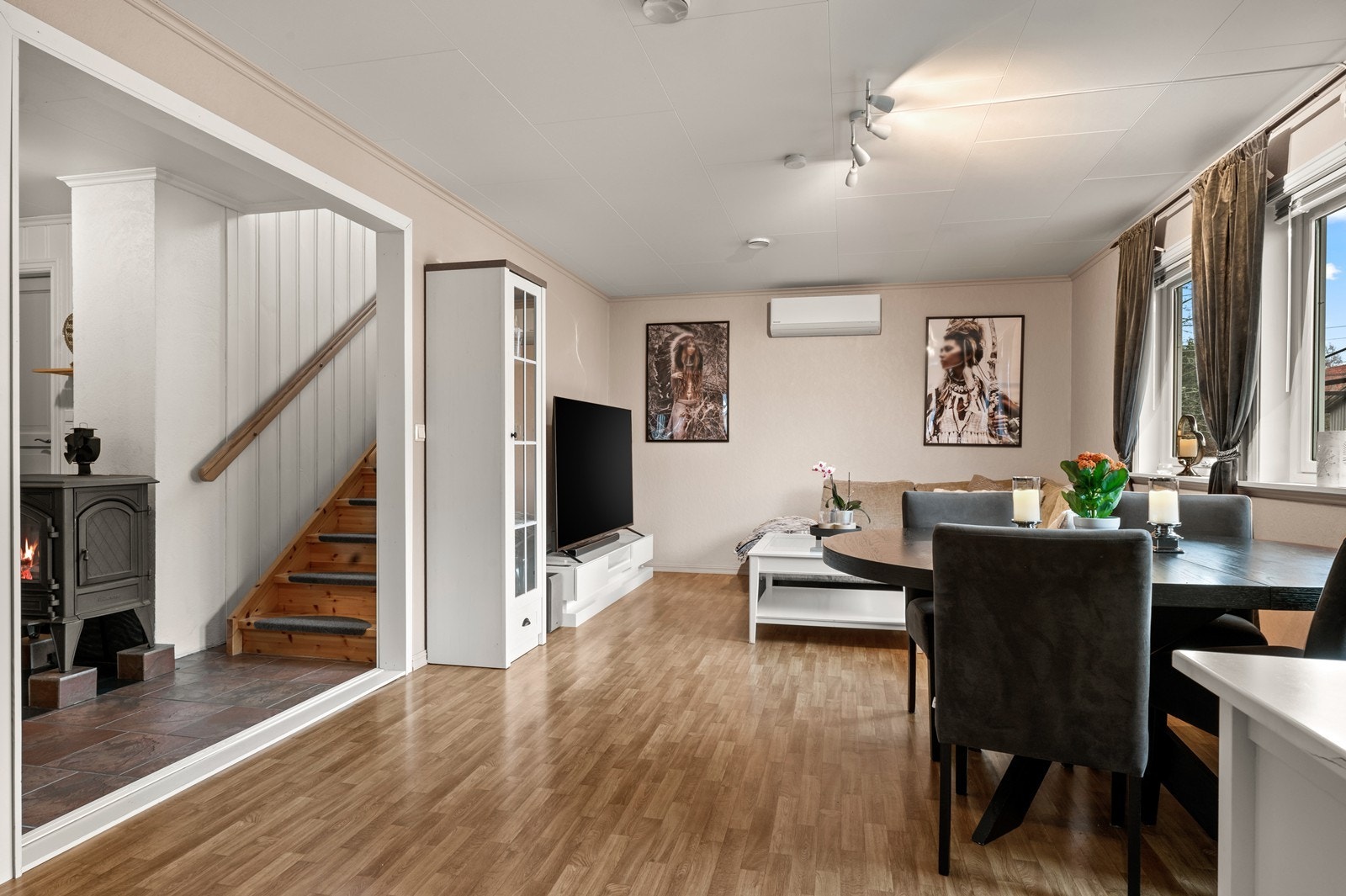 I gangen er det peisovn, som gir god og lun oppvarming til boligen. Galleribilde