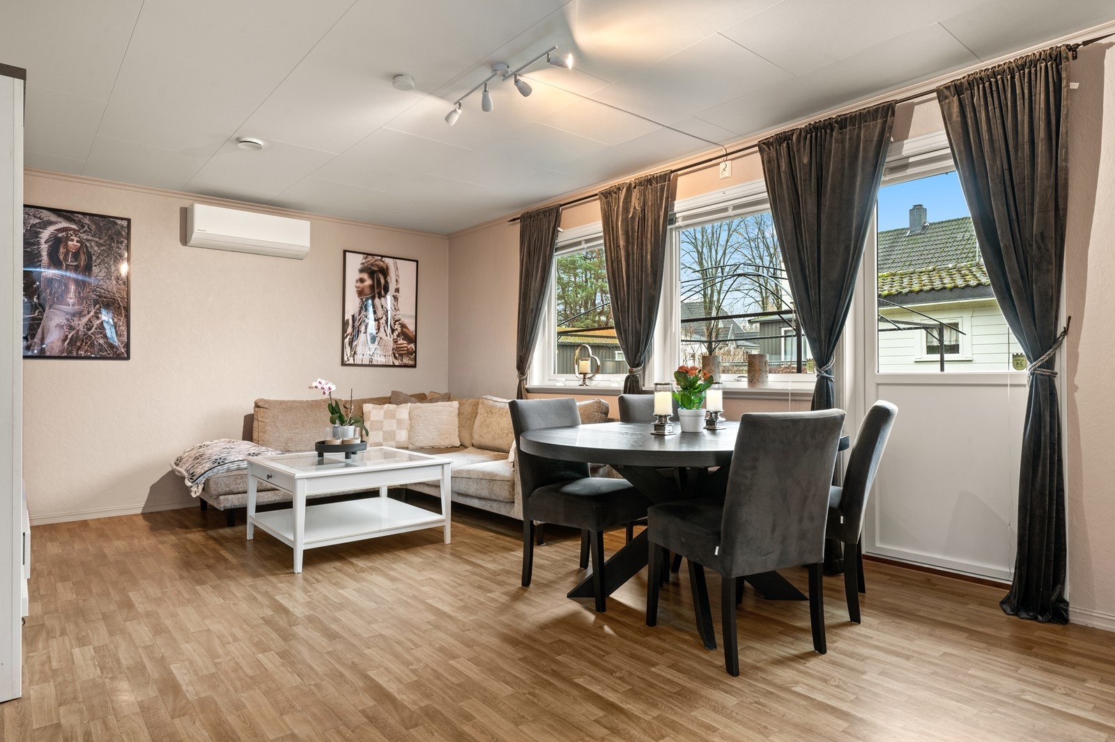 Romslig stue med store vindusflater som slipper inn mye naturlig lys. Her er det god plass til både sofakrok og spisebord - et perfekt samlingspunkt for familie og venner. Galleribilde