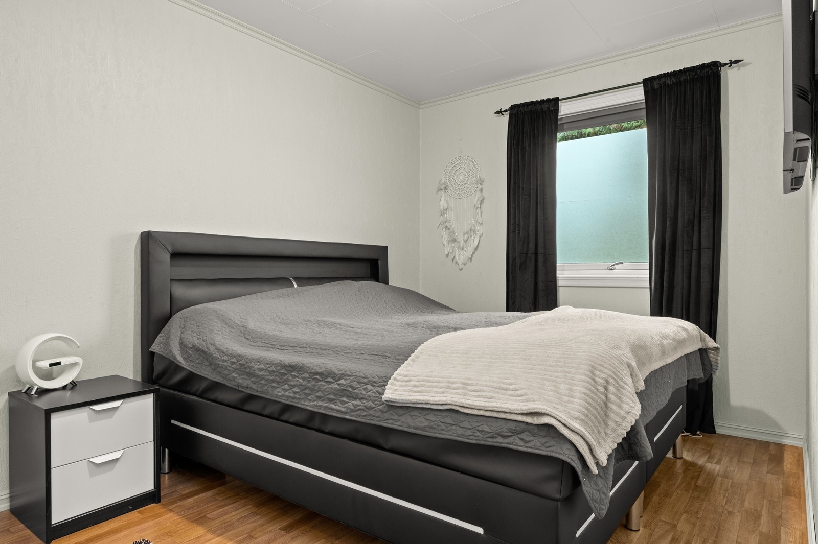 Soverom 1 med plass til dobbeltseng og nattbord. Galleribilde