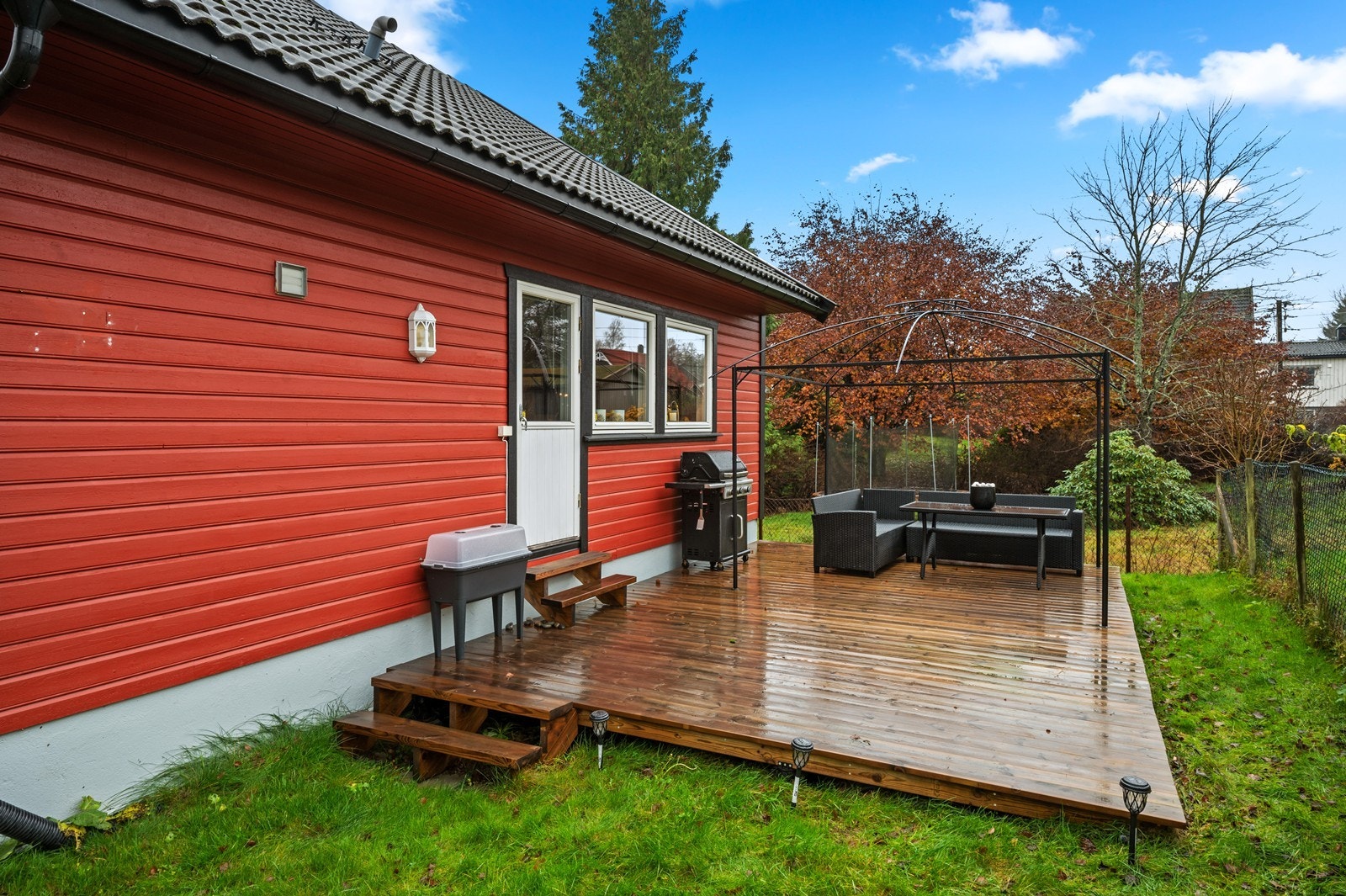 Romslig terrasse med plass til utemøbler og grill - perfekt for hyggelige stunder utendørs. Galleribilde