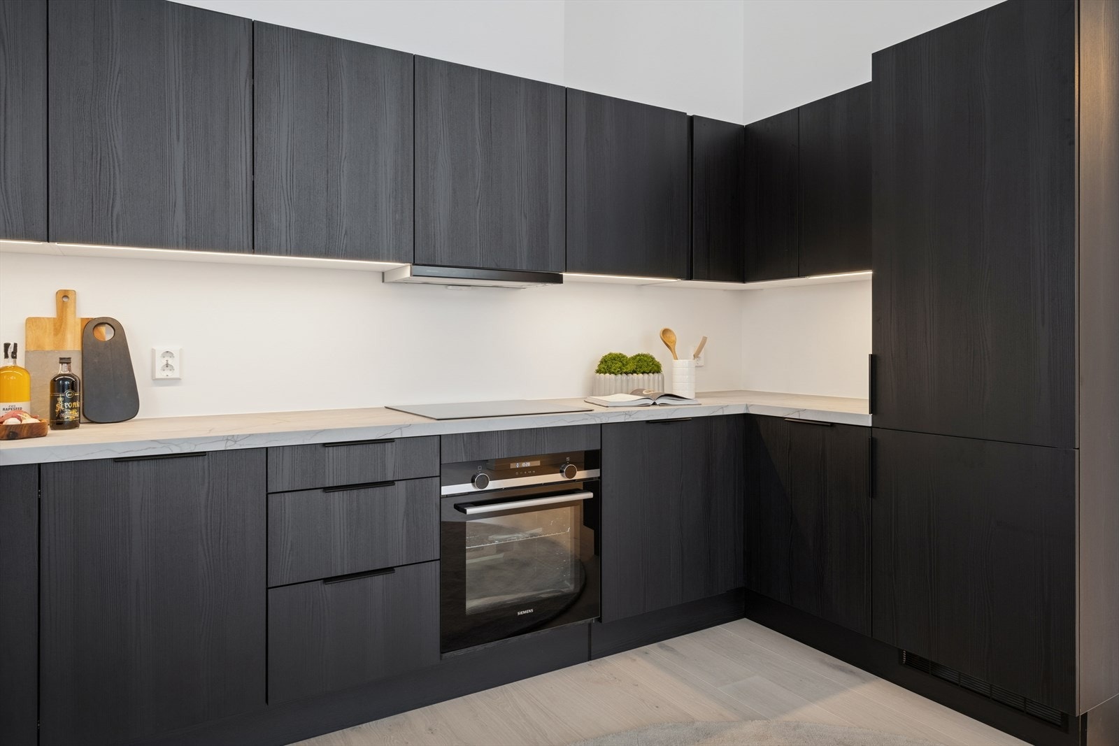 Kjøkkenet har innredning med glatte fronter og laminat benkeplate. Galleribilde