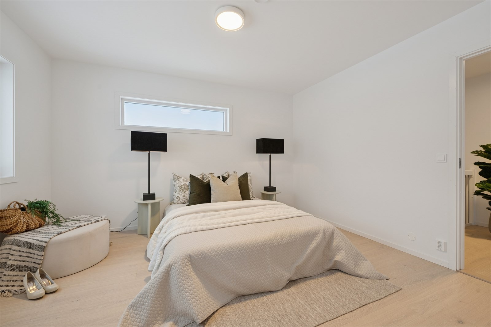 Soverommet i andre etasje har god plass til seng og tilhørende møbler. Galleribilde