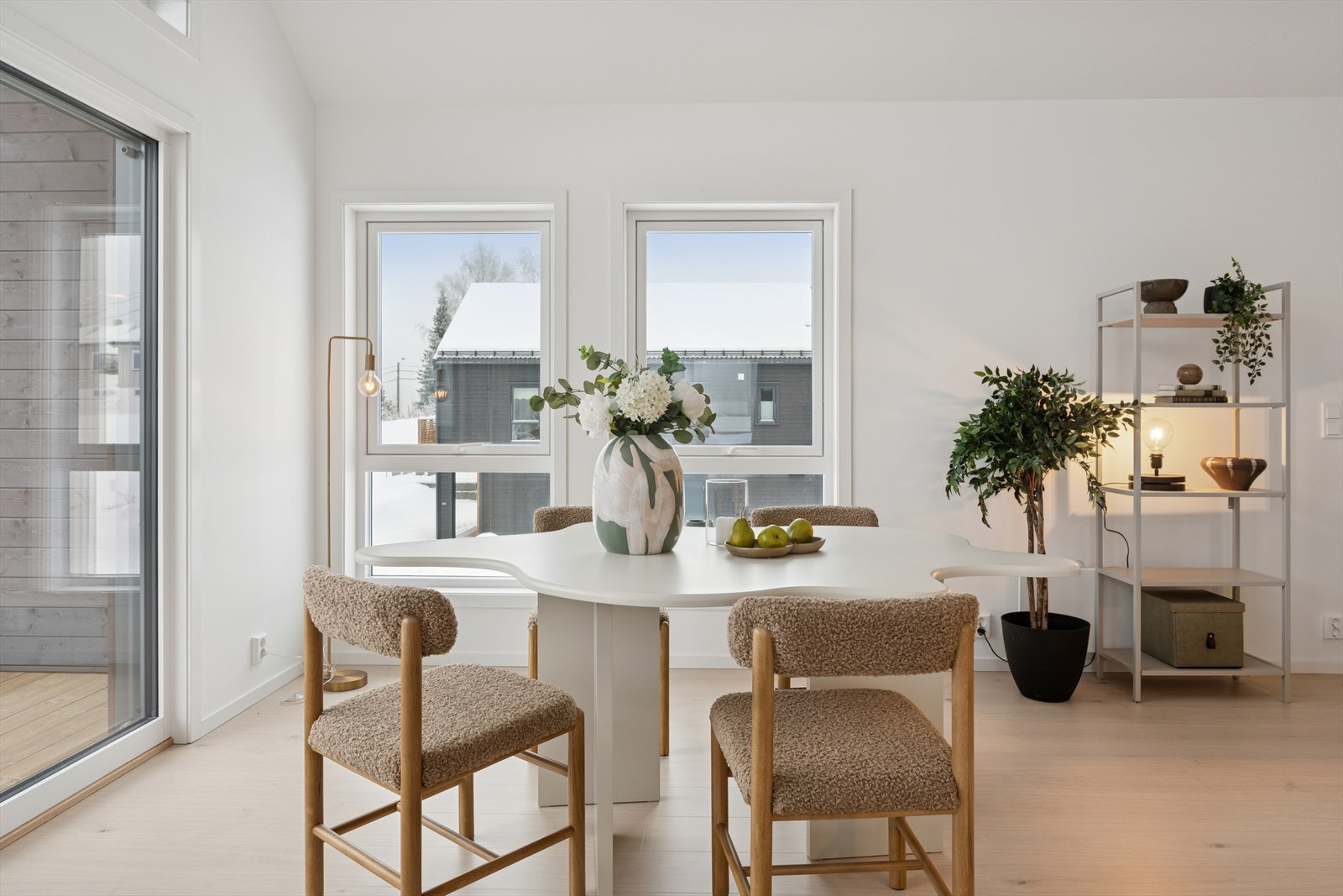 Veggene er kledd med glatte, malte plater som gir et rent og moderne uttrykk, mens parkettgulvet gir et slitesterkt og stilfullt underlag i oppholdsrommet. Galleribilde