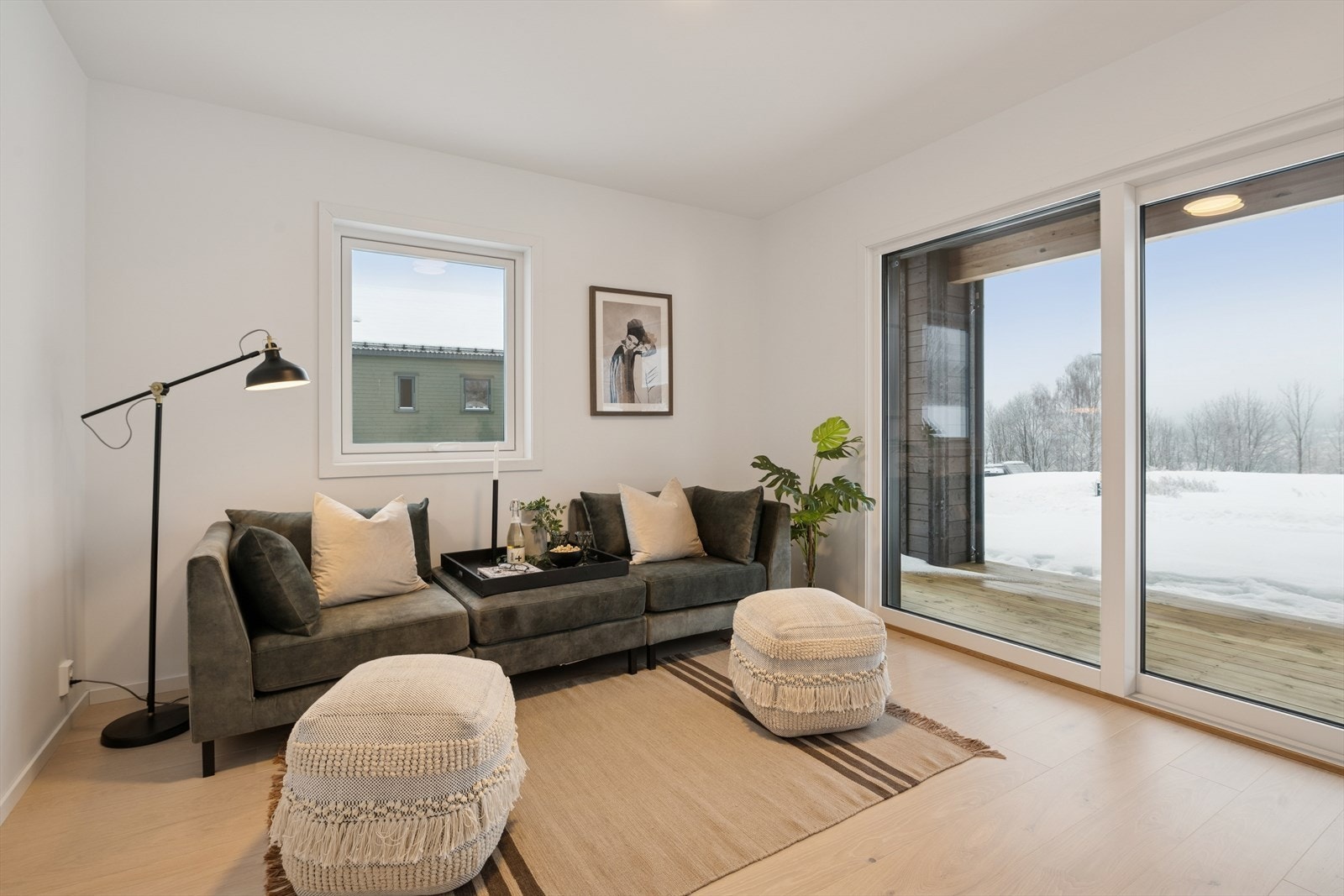 I første etasje finner du en ekstra stue, et fleksibelt oppholdsrom som passer perfekt som TV-stue, lekerom eller et avslappende samlingspunkt for hele familien. Galleribilde