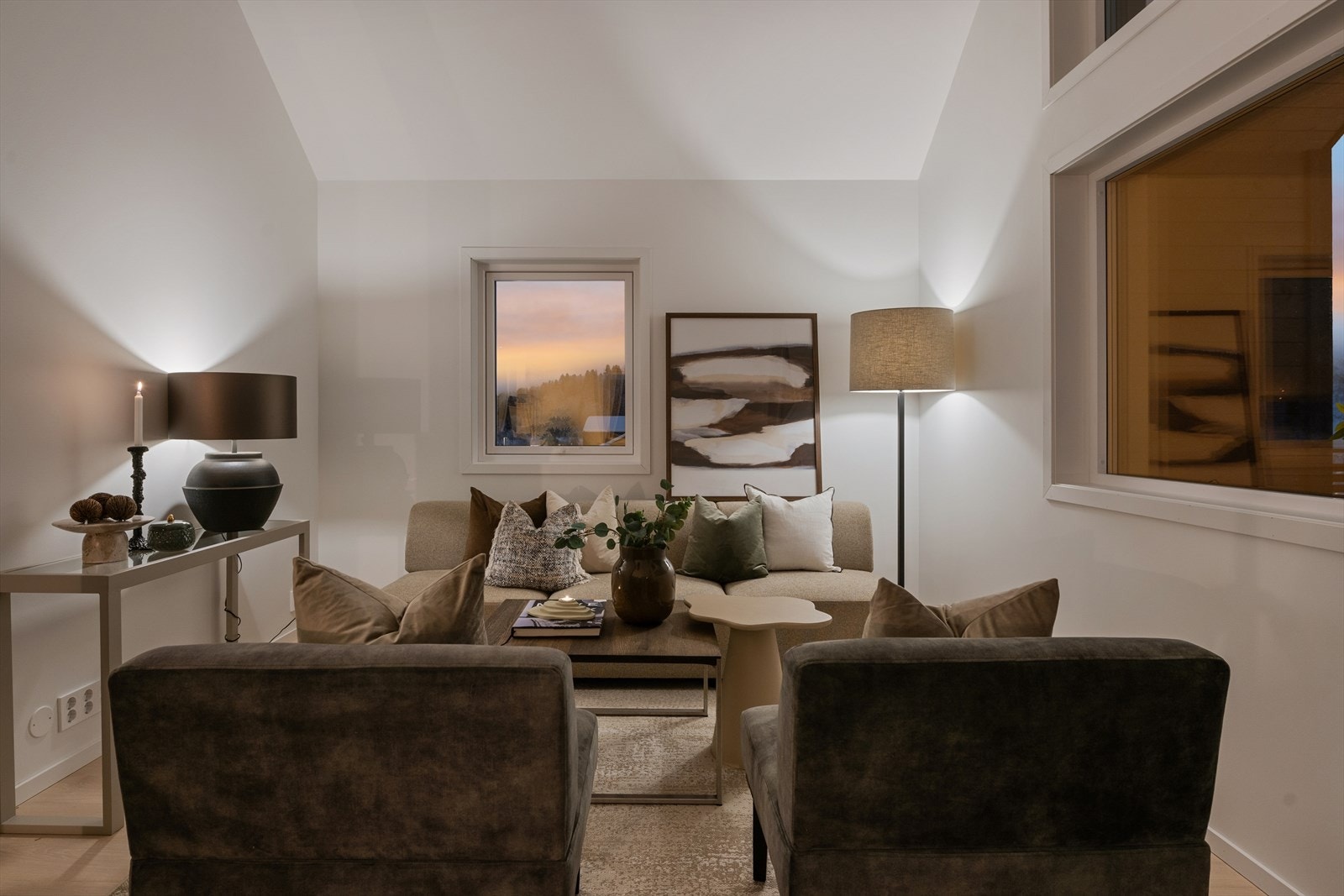 Fra sofagruppen kan du nyte gode utsiktsforhold. Galleribilde