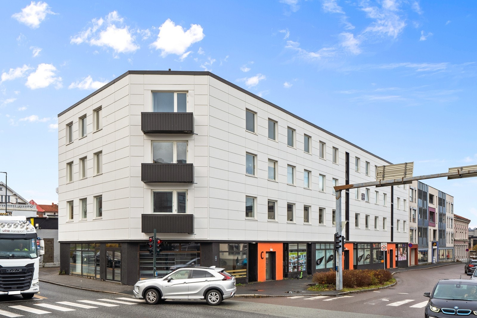 Bygget har en moderne fasade og ligger sentralt plassert i bybildet. Galleribilde