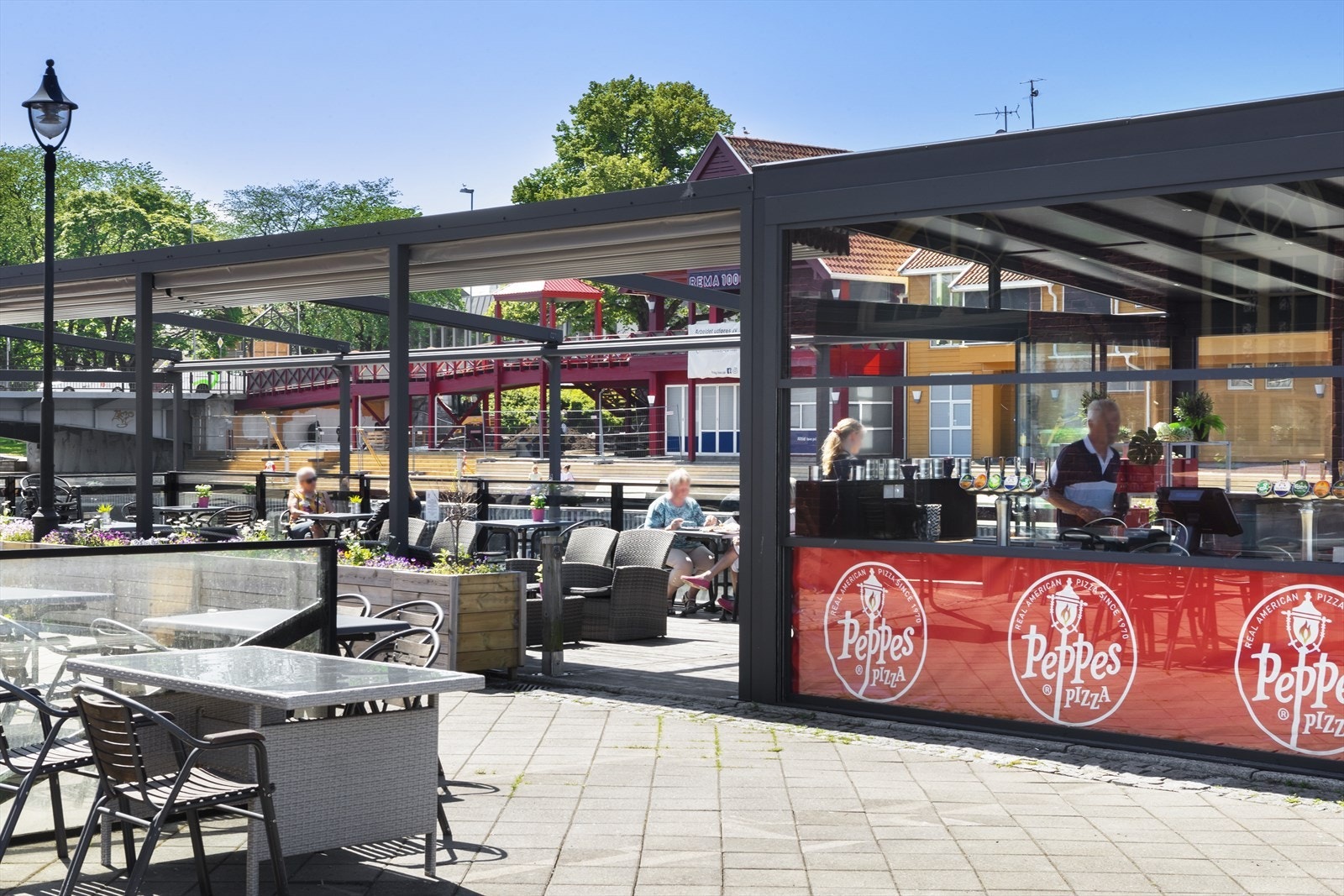 Området byr på flere serveringssteder med hyggelig uteservering langs vannkanten. Galleribilde