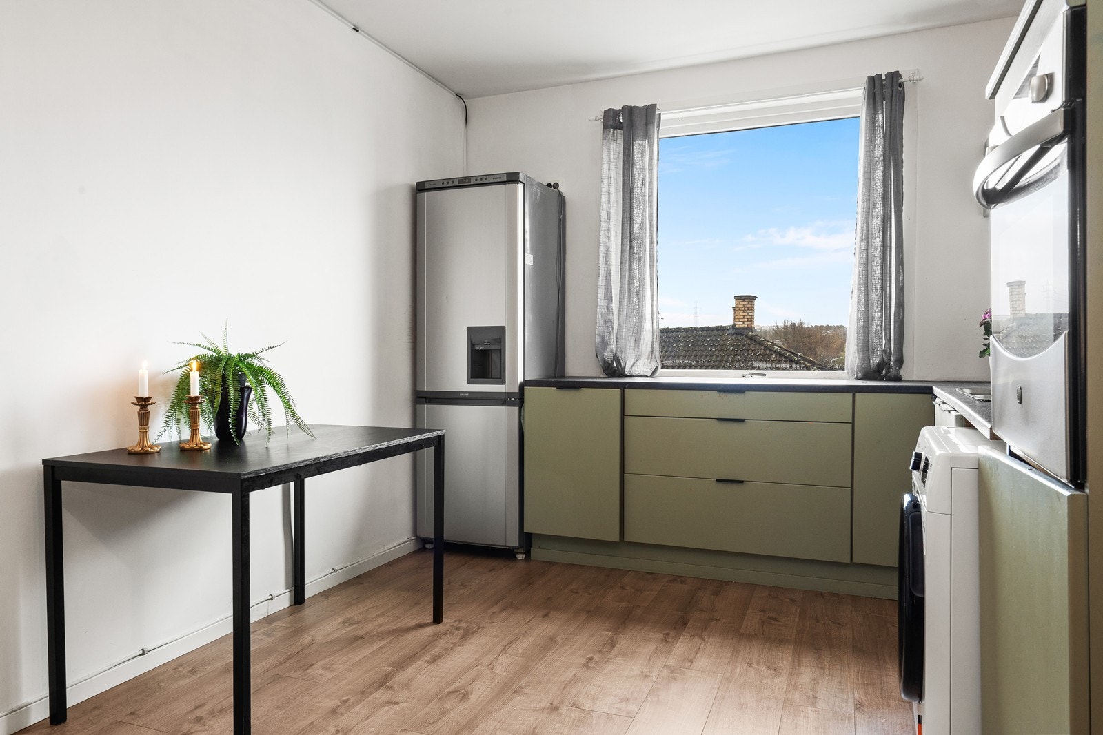 Det er god plass til en spiseplass i tilknytning til kjøkkenet. Galleribilde