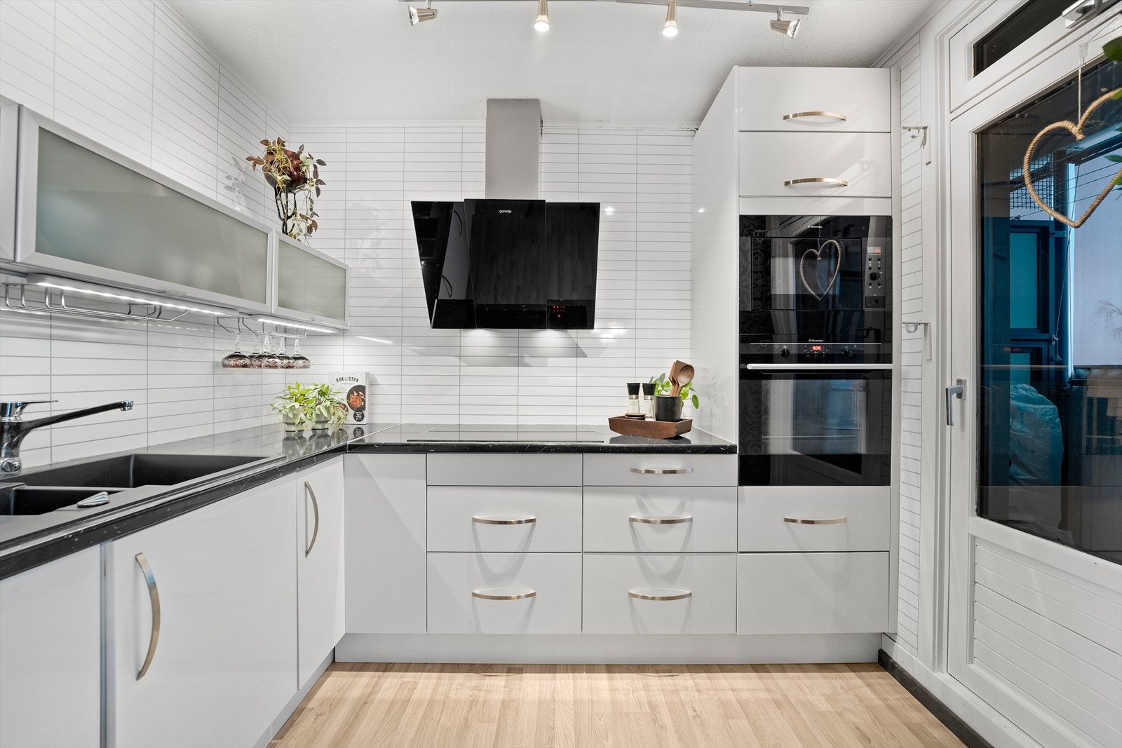 Her er det integrerte hvitevarer som komfyr, platetopp, mikro og oppvaskmaskin. Utgang til balkong. Galleribilde