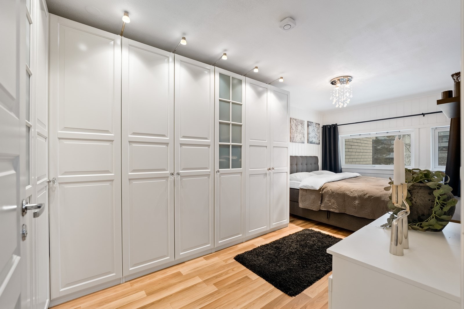 Hovedsoverom med masse skapplass. Galleribilde