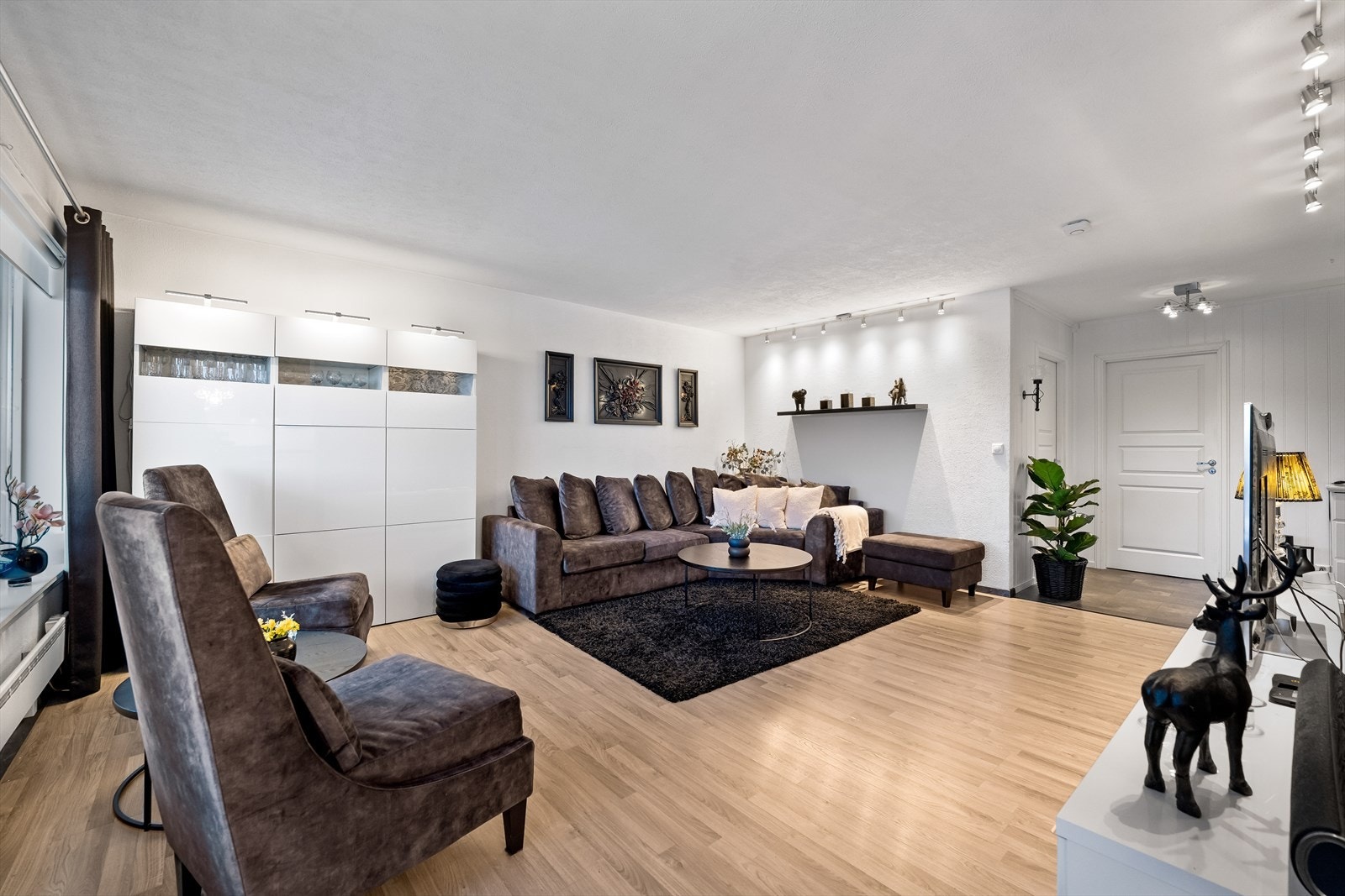 God plass til sofa, stuebord, tv-benk og tilhørende møblement. Galleribilde