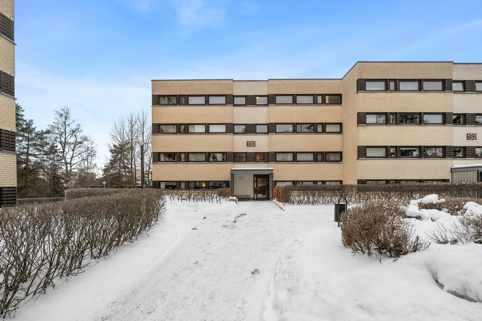 Dette er en romslig 3- roms (Opprinnelig 4-roms) i byggets 4. etasje. Galleribilde