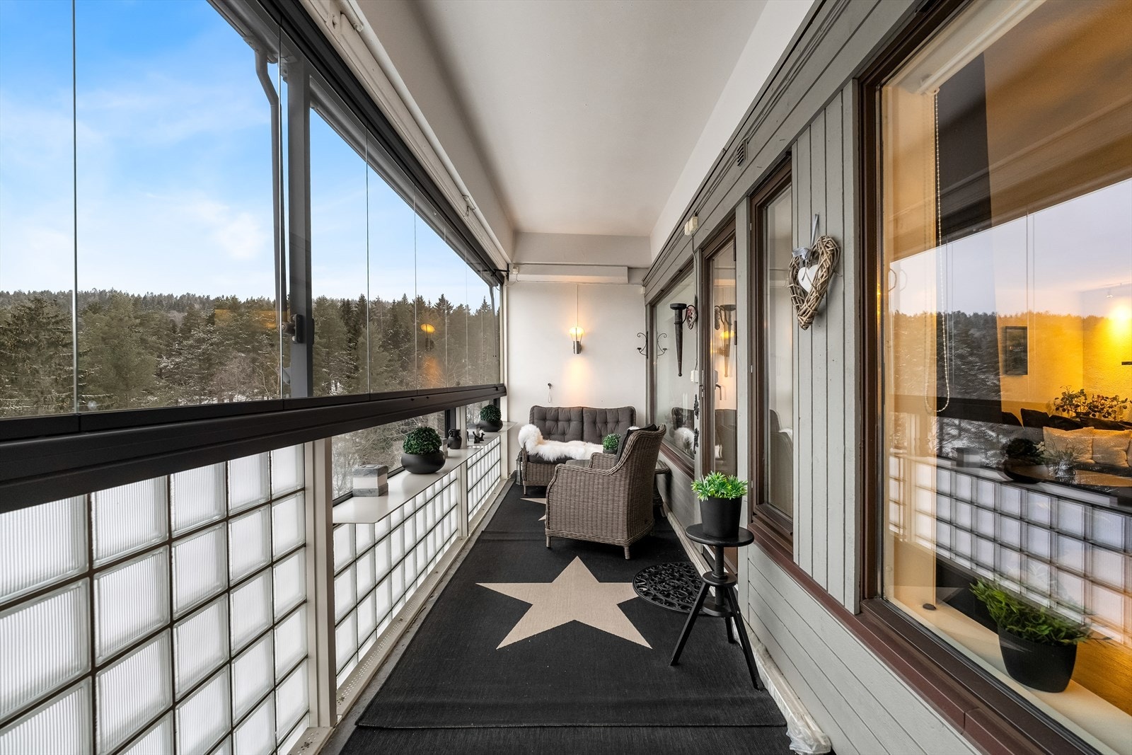 Balkongen er på ca. 13 kvm. Galleribilde