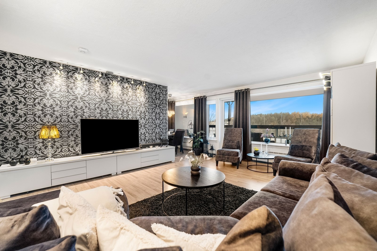 Fra stuen har du utgang til en innglasset balkong. Galleribilde