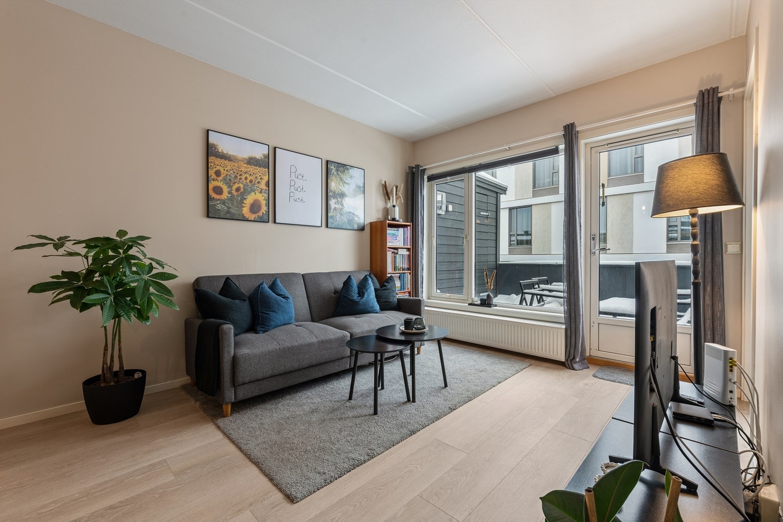 Stuen har store vindusflater og utgang til en deilig, sydvestvendt balkong. Galleribilde