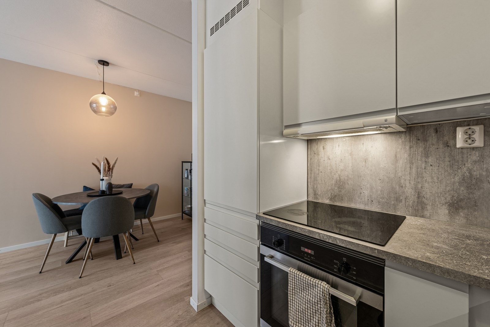 Legg merke til det tidløse kjøkkenet med håndtaksfrie fronter. Galleribilde