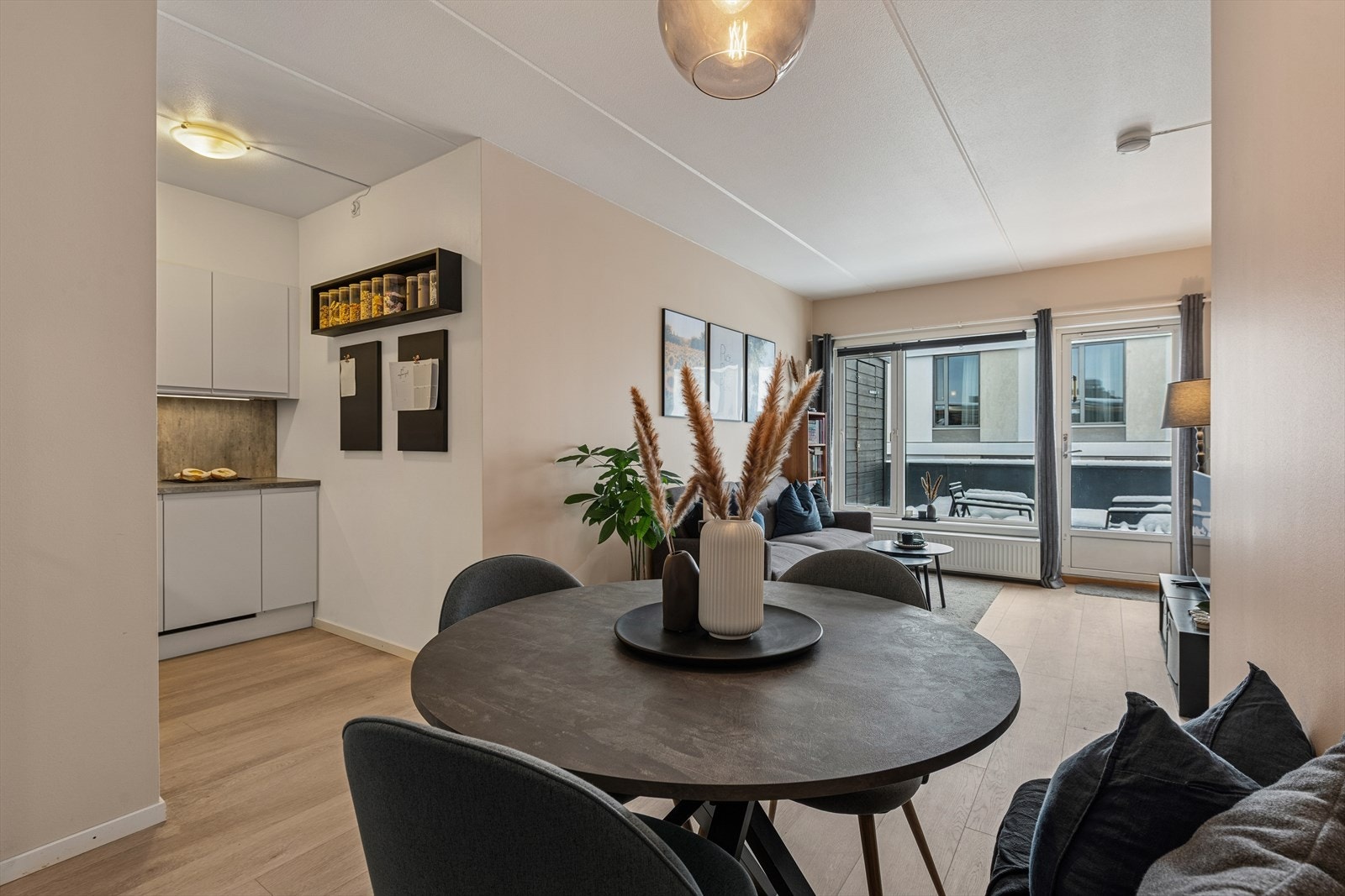 Fin og praktisk åpen kjøkken/stue løsning. Galleribilde