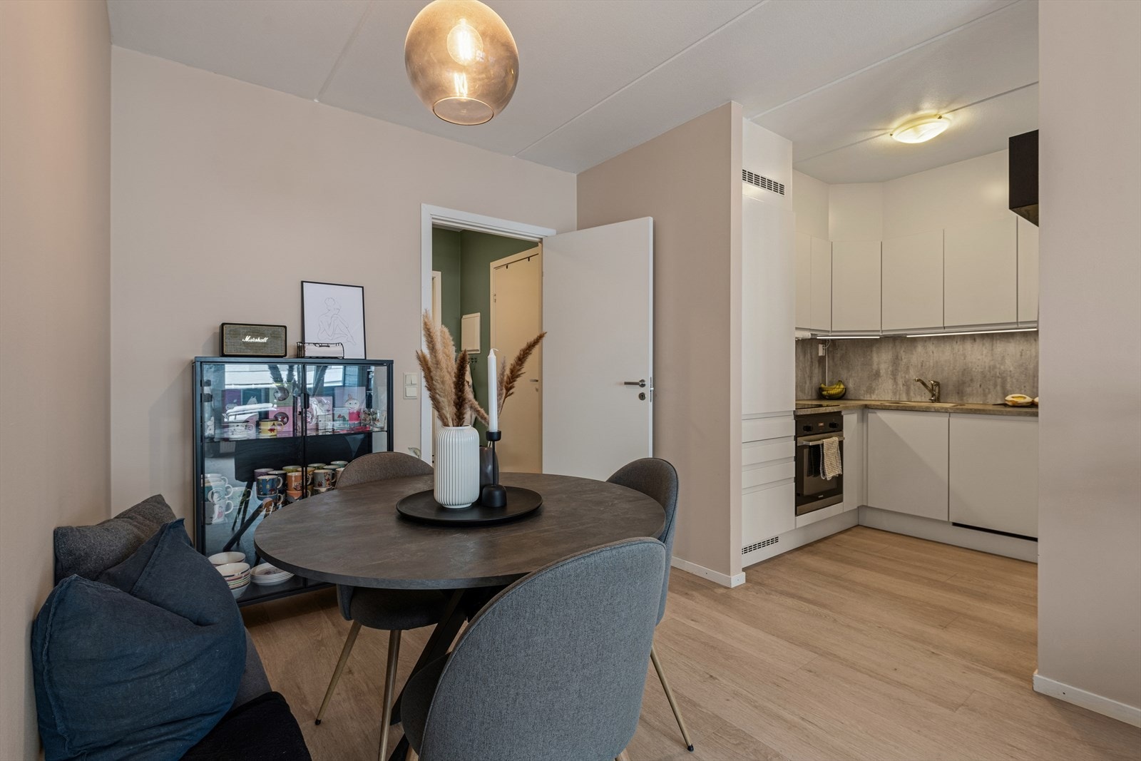 Her er det plass til å nyte måltider både til hverdag og fest med venner rundt bordet. Galleribilde