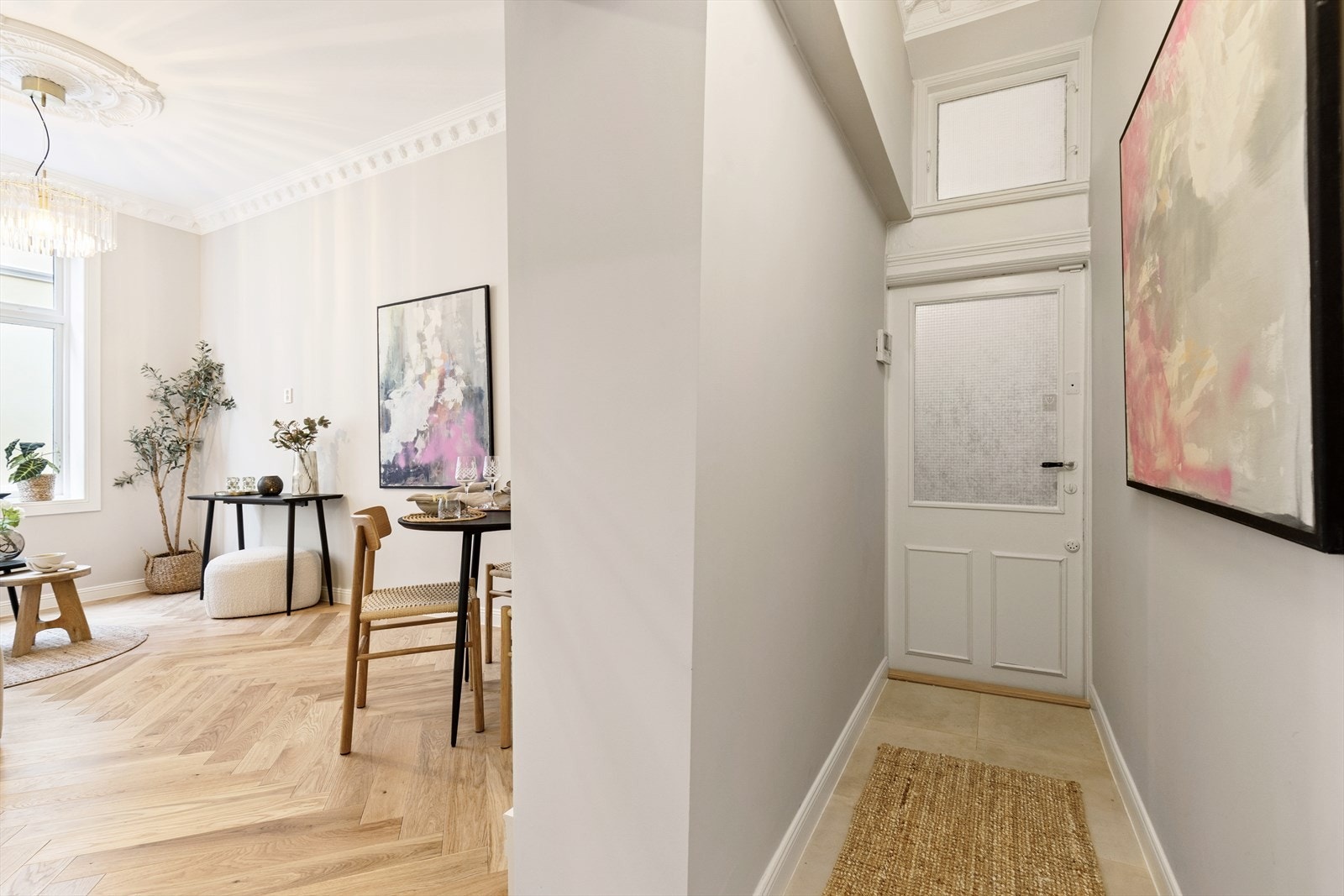 Velkommen inn i entréen! Gå rett inn på slitesterke og pene fliser. Galleribilde