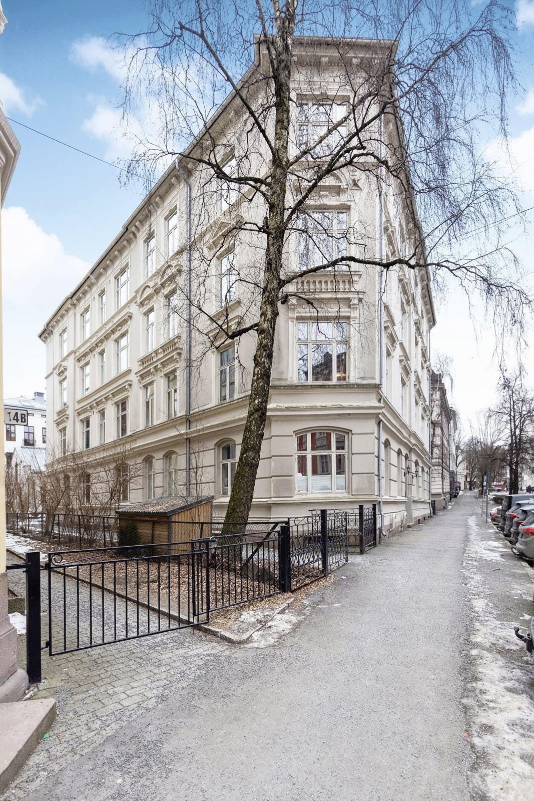 Spesielt flotte fasader med vakker pryd! Les om byggets historie i salgsoppgaven. Galleribilde