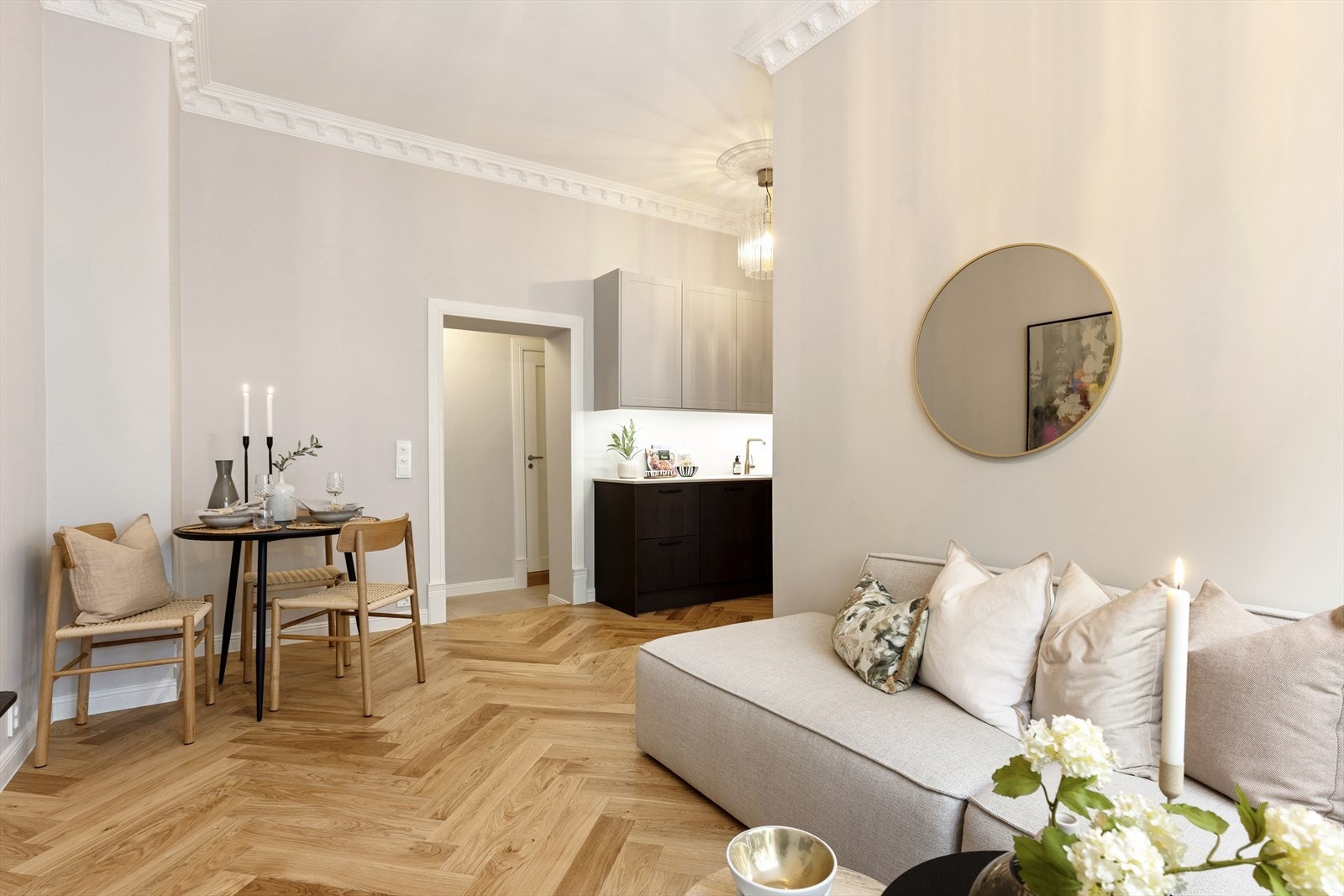 Stue med åpen kjøkkenløsning. Kjøkken godt plassert i egen kjøkken nisje. Gir stuen god plass til innredning for både sittegruppe og spisegruppe. Galleribilde