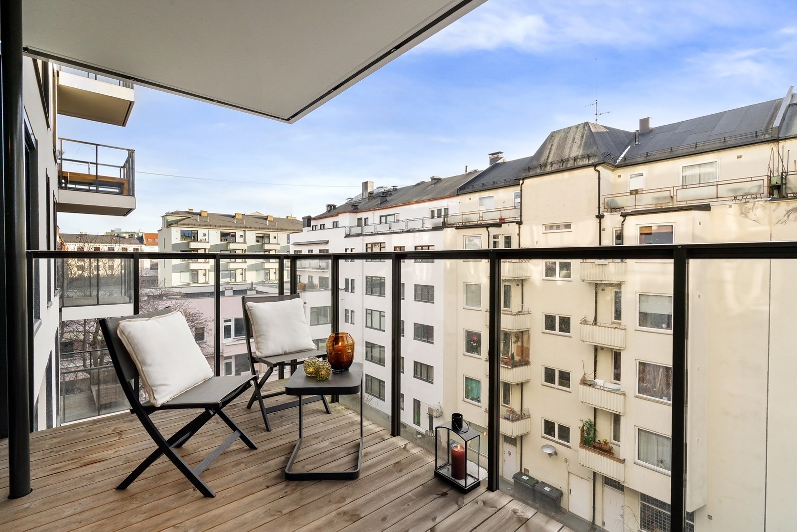 Utgang til stor balkong på 8 kvm fra stuen. Her får du formiddagssol på sommeren. Galleribilde