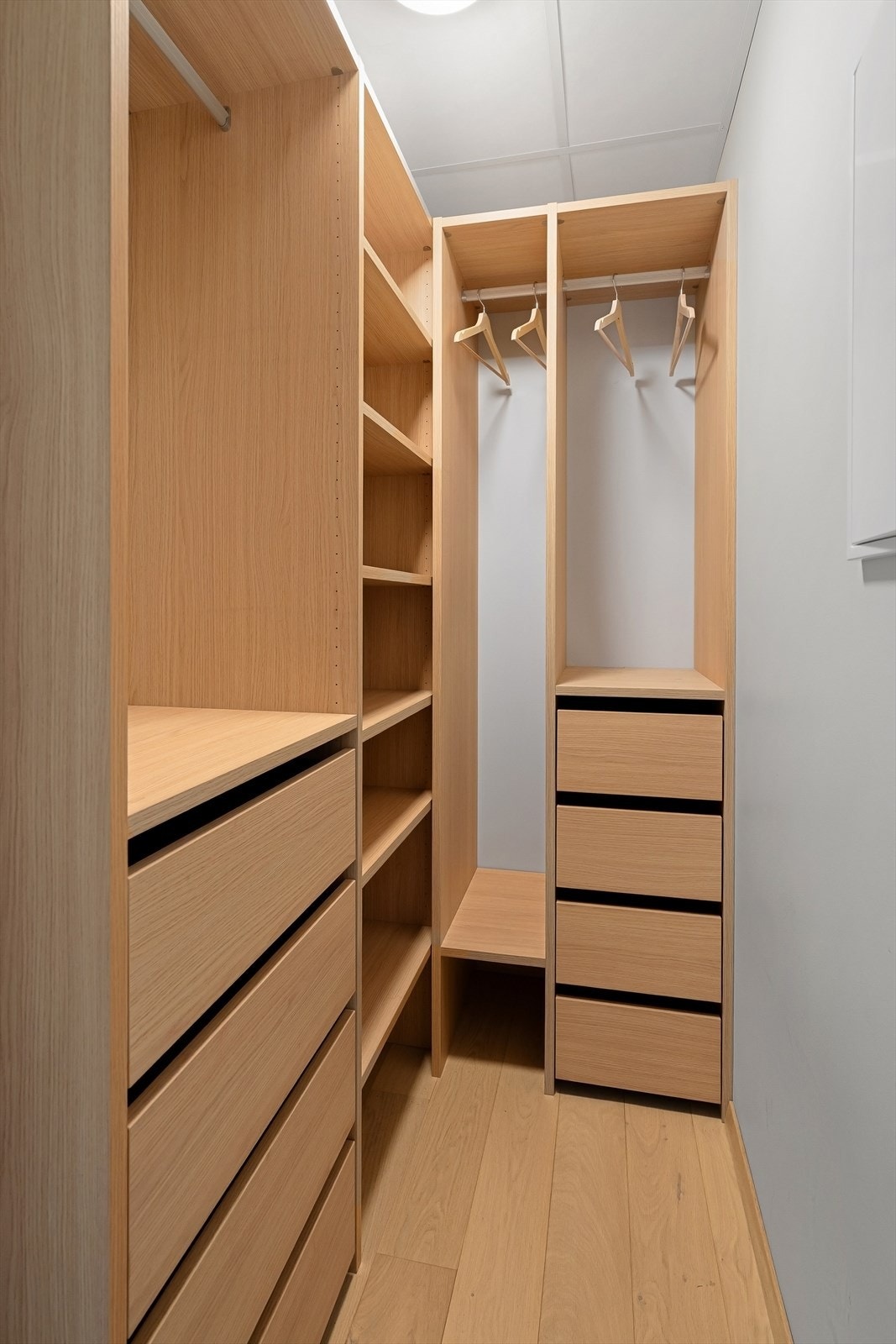 Svært praktisk omkledningsrom med adkomst fra entéen. Galleribilde