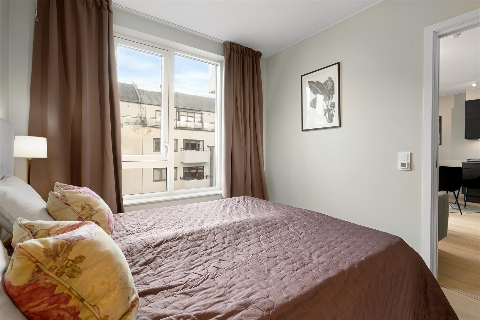 Det er montert screens på utsiden av alle vinduene. Galleribilde