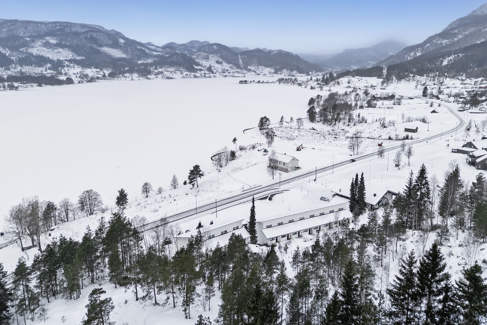 Eiendommen har en fin beliggenhet med nydelig utsikt over Lygnevannet! Galleribilde