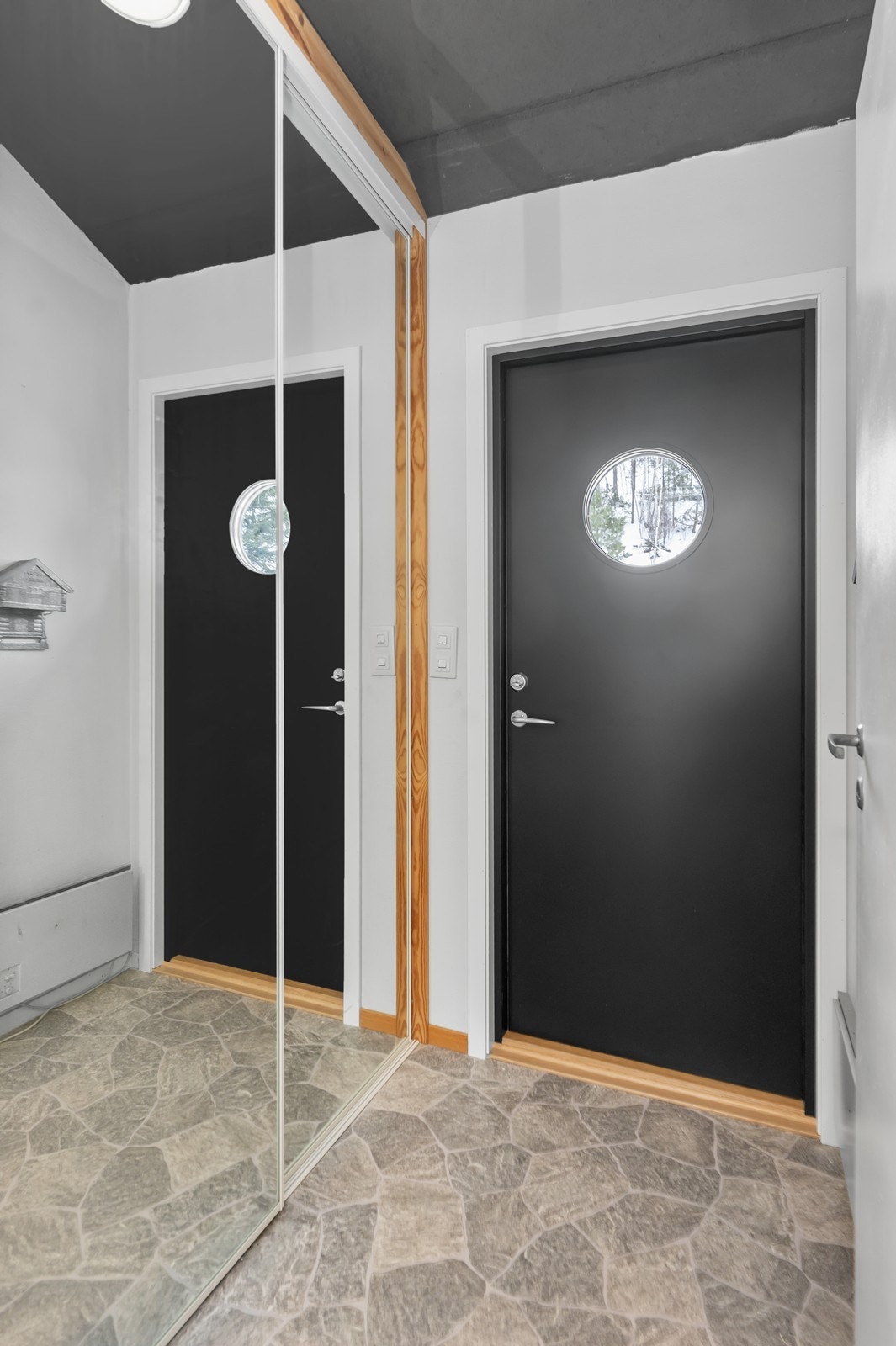 Velkommen inn! Inngangsdøra er nylig skiftet - Praktisk skyvedørsgarderobe i gang. Galleribilde