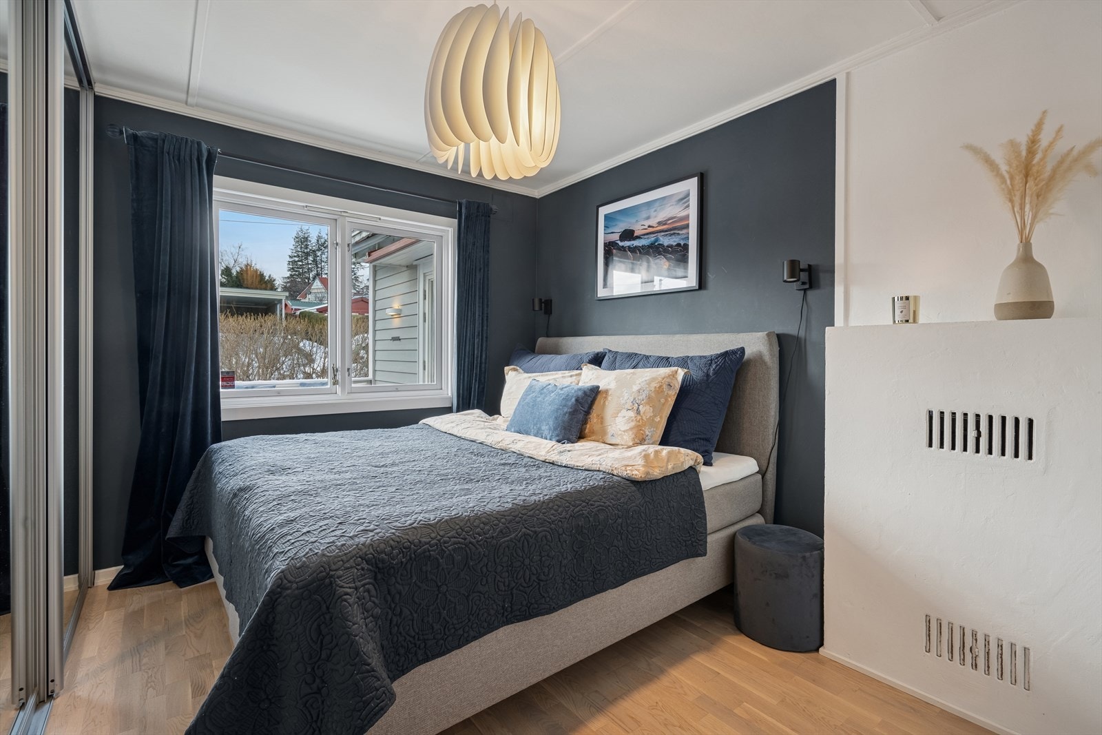 Leiligheten har to fine soverom - her fra hovedsoverommet. Galleribilde