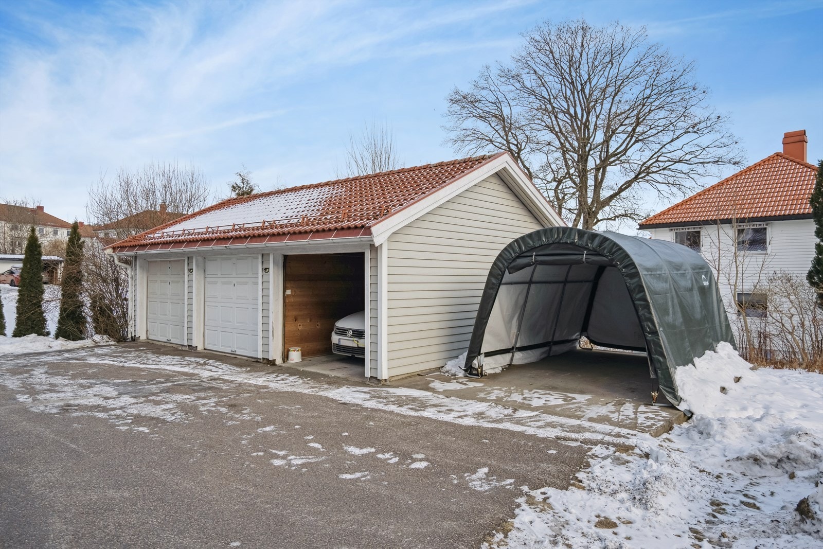 Garasjene er oppført i 2001. Det er den venstre garasjeplassen som medfølger leiligheten. Galleribilde