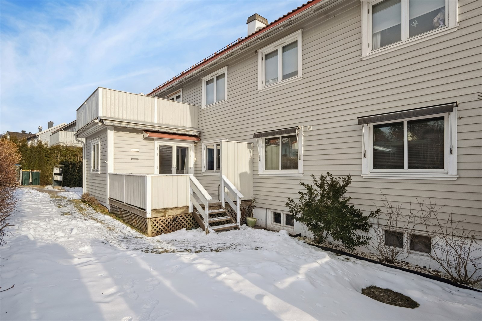 Den vestvendte terrassen er på ca. 12 kvm og har nedgang til hage. Galleribilde