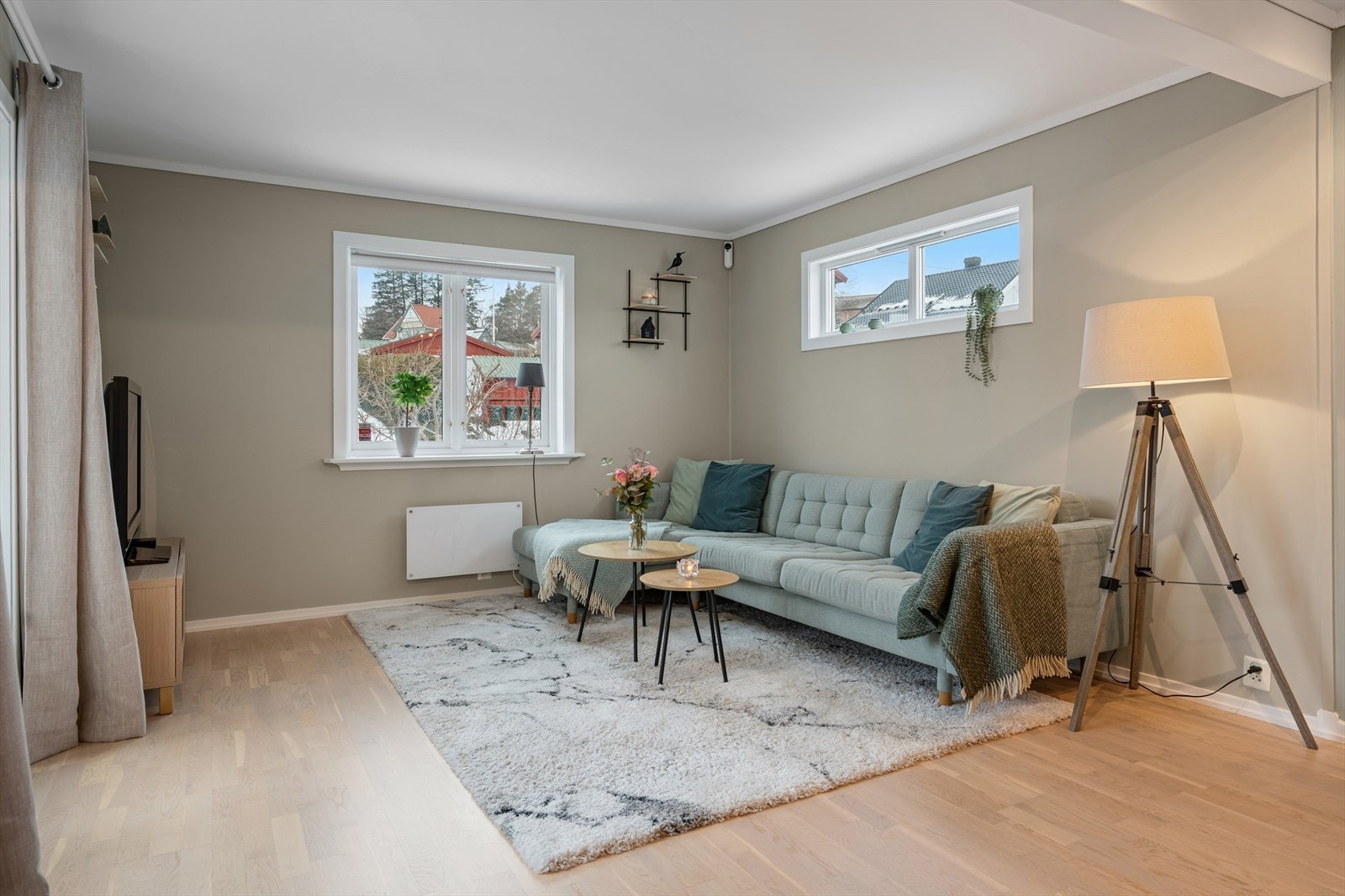 Det er store og mange vindusflater som slipper inn mye dagslys, noe som gjør at leiligheten oppleves veldig lys og luftig. Galleribilde