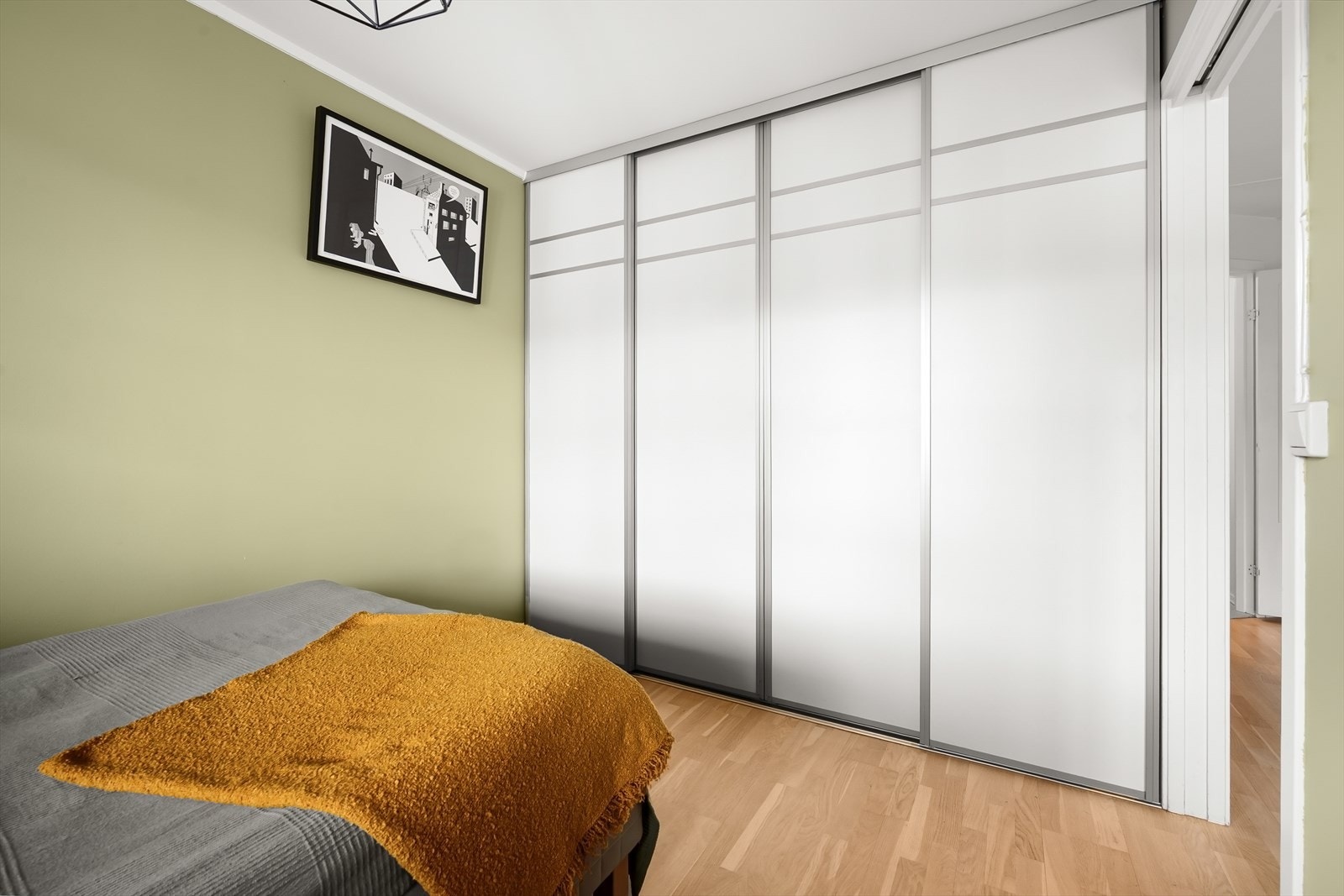 Den store skyvedørsgarderoben som medfølger gir rikelig med skapplass. Galleribilde