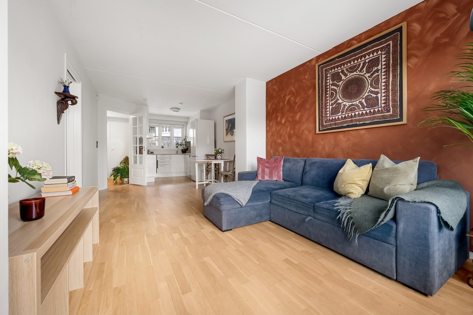 Den lyse og hyggelige stuen har en fin planløsning der møblene har sin naturlige plassering. Galleribilde