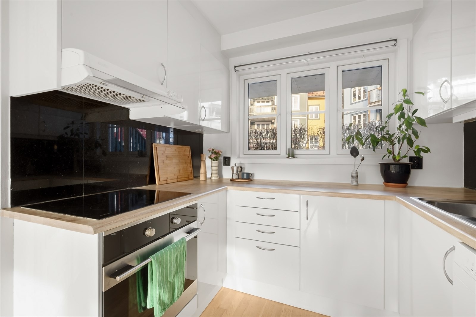 Kjøkkenet er utstyrt med integrert induksjonstopp og stekeovn. Det er videre opplegg for oppvaskmaskin og plass til frittstående kjøl-/fryseskap. Galleribilde