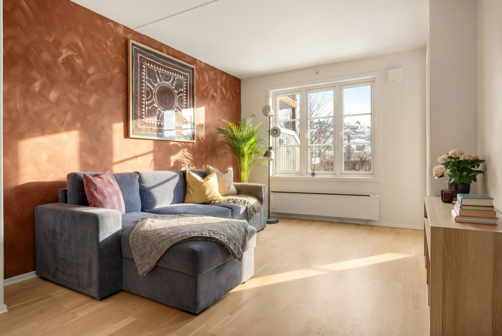 Leiligheten ligger i første etasje i et bygg fra 2006 med trappefri adkomst og garasjeplass Galleribilde