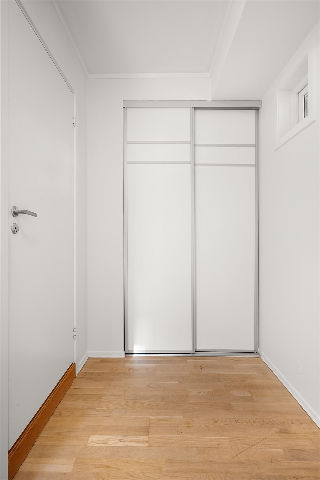 Entréen byr på god plass til oppheng av yttertøy og oppbevaring av sko i medfølgende garderobeskap. Galleribilde