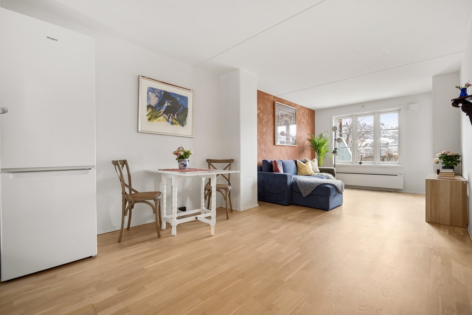 Det er god plass til et stort spisebord, og rommet egner seg ypperlig til sosiale sammenkomster rundt middagsbordet. Galleribilde